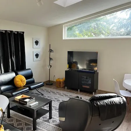 Paradise Oasis Near Lake *Full Body Massage Chair*